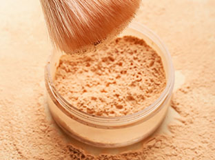 Makeup Disappears in the Middle of the party?Loose powder is your best helper.
