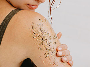 Why and How to Exfoliate Your Skin in the Winter